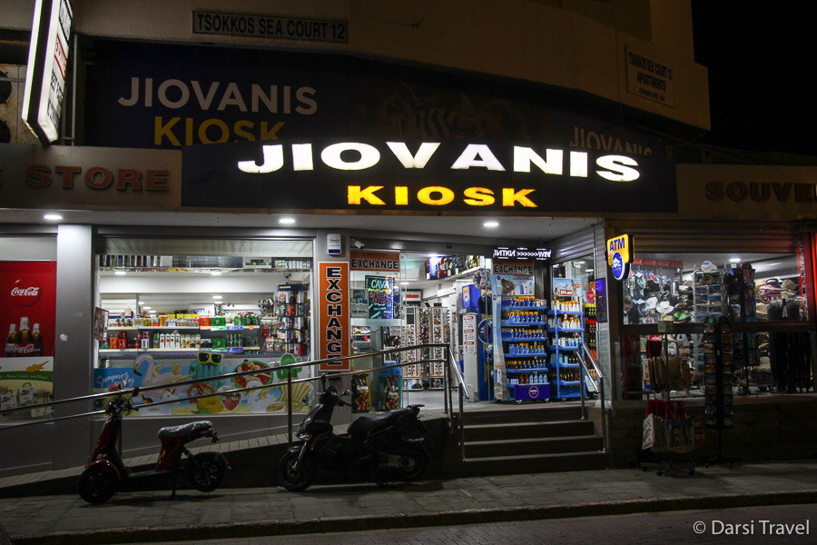 Кипр, город Ларнака, набережная Финикудес, магазинчик Jiovanis kiosk